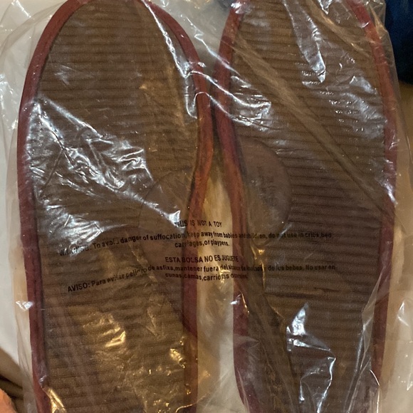 Levi’s Warm fuzzy slippers very good support n brand new - Picture 4 of 4